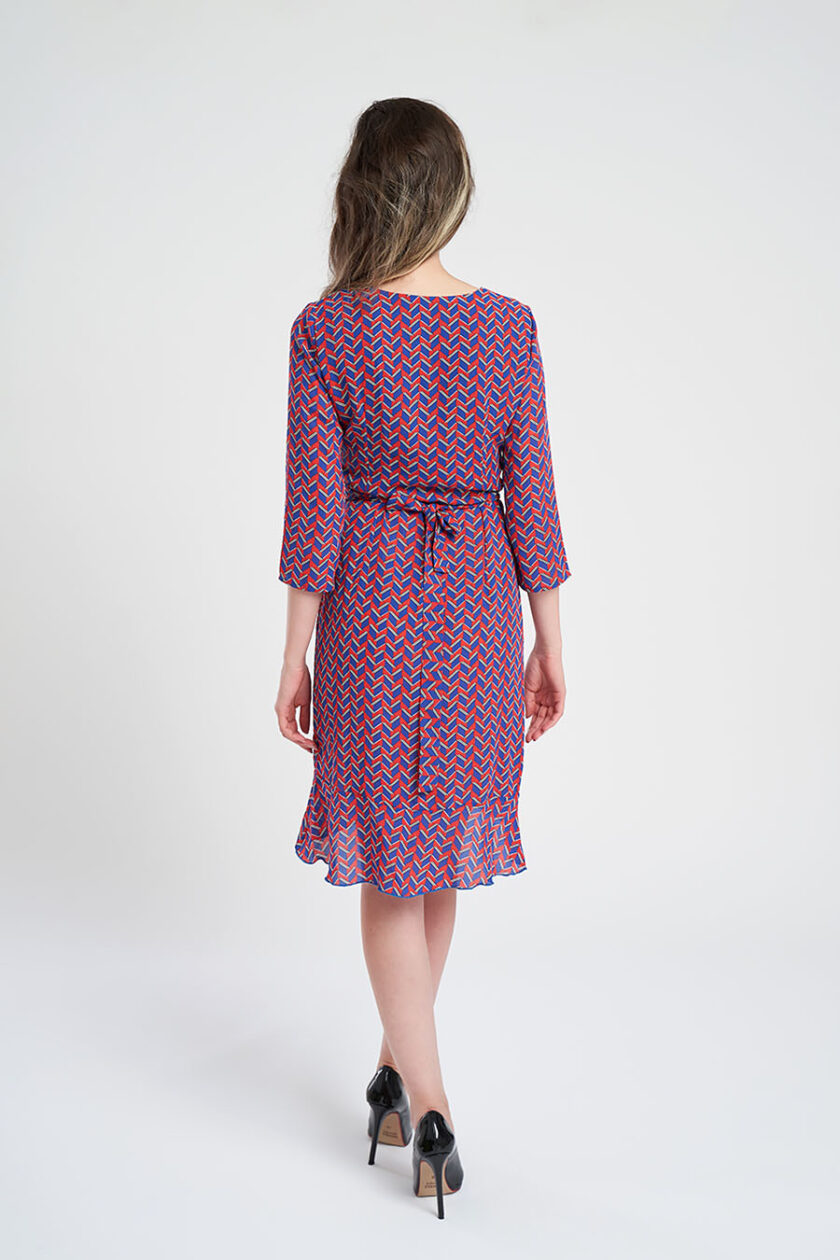 Liniile moderne și detaliile actualizate completează perfect imprimeul abstract al rochiei. Fabricată dintr-o țesătură moale de viscoză, rochia se așează perfect in jurul taliei. Cordonul din partea de mijloc se poate încheia în partea din spate sau în lateral, contribuind astfel la versatilitatea rochiei.
