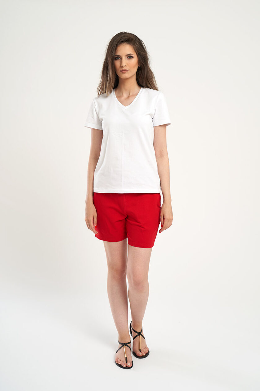 Pantaloni scurți roșii cu buzunare laterale și betelie elastică. Pantalonii sunt fabricați din bumbac și au talia înaltă
