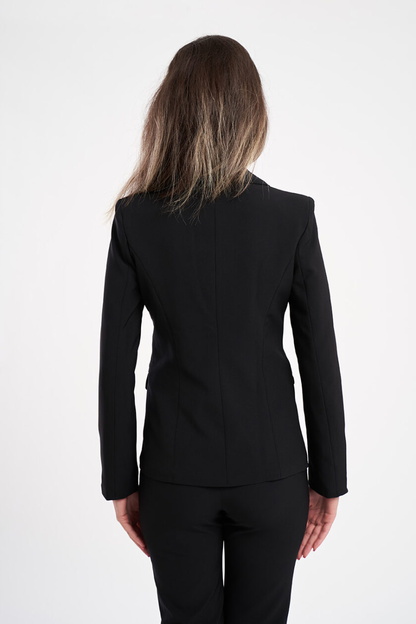Sacou negru cu două buzunare laterale  și nasture îmbrăcat manual. Sacoul are o croială modernă și o culoare potrivită fiecărei ocazie. Cusăturile sunt descalcate în interior pentru un aspect impecabil.