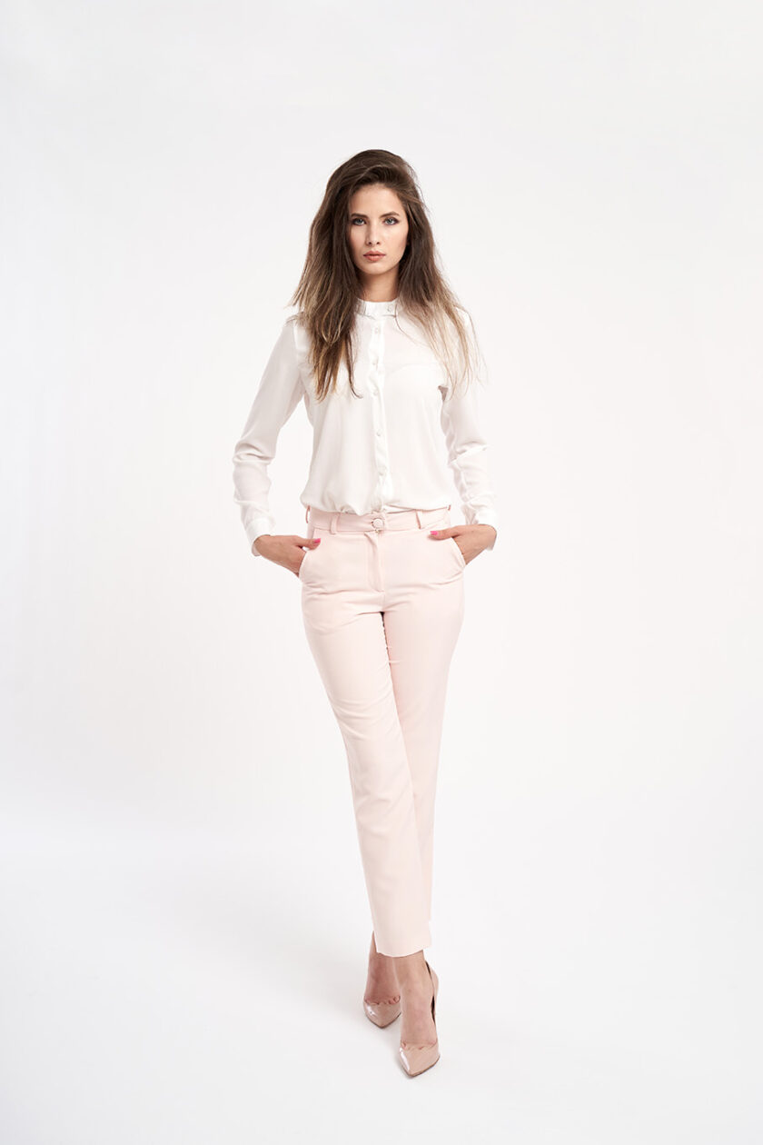 pantaloni roz cu camasa albă