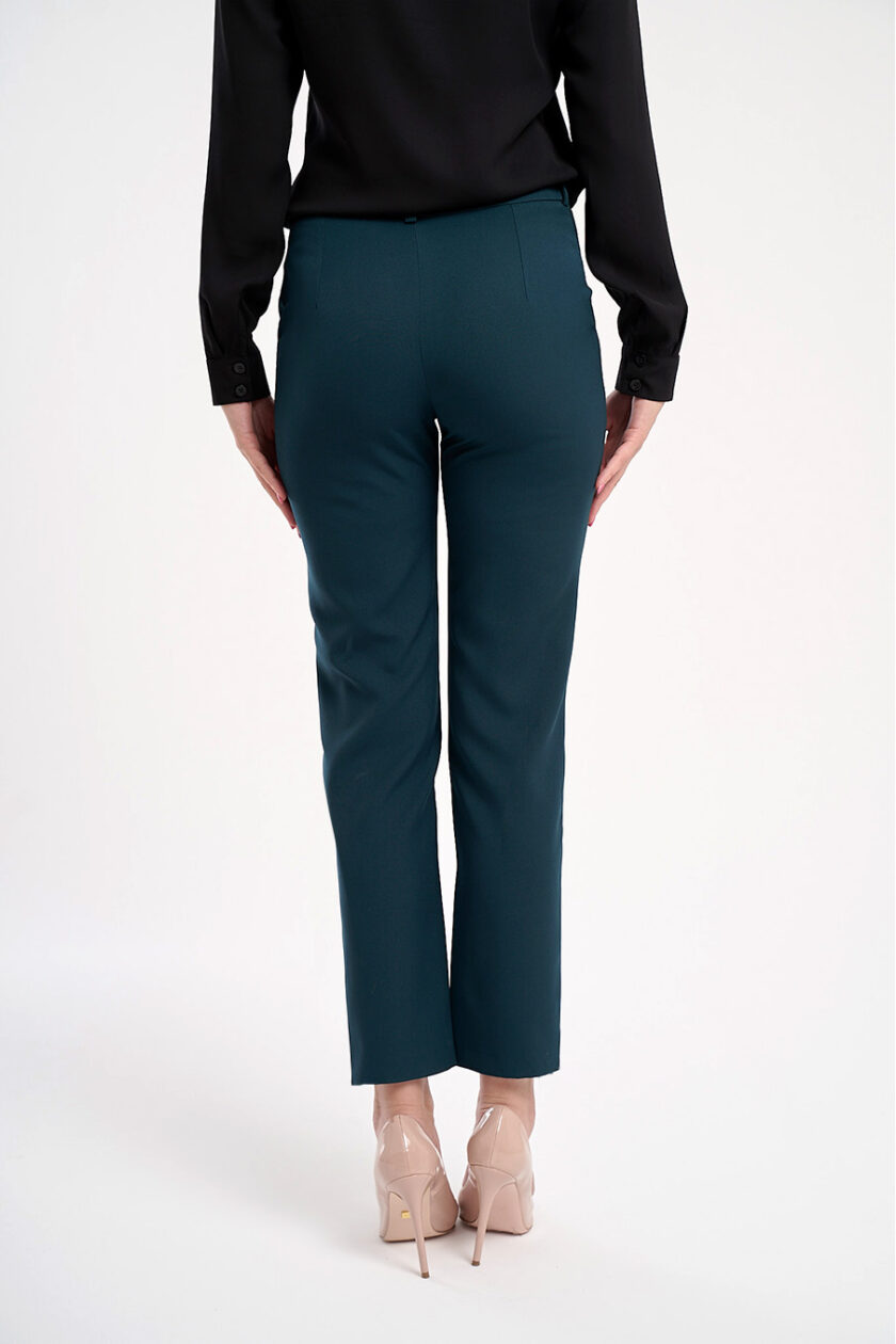 Pantaloni verzi cu două buzunare laterale și talie înaltă. Cu un design minimalist pantalonii sunt o piesă esențială în orice garderobă.