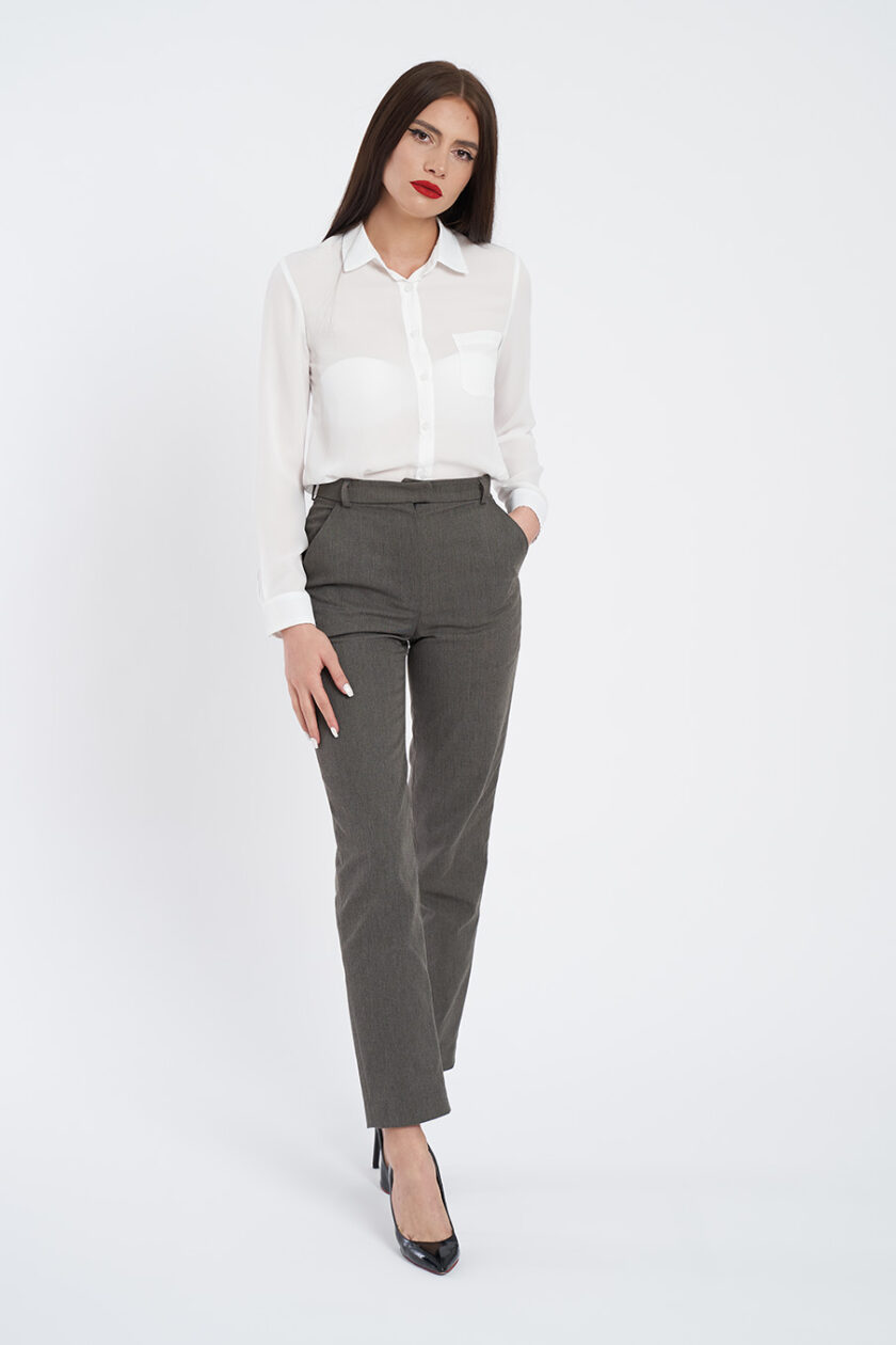 Pantaloni cu o nuanță elegantă de gri, cu buzunare laterale deschise și talie înaltă. Fabricați dintr-o țesătură de bumbac și elastan.