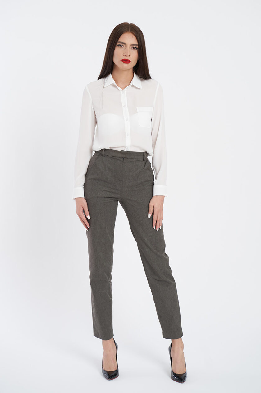 Alege un set compus din pantaloni gri, din bumbac și o cămașă clasică de culoare albă.