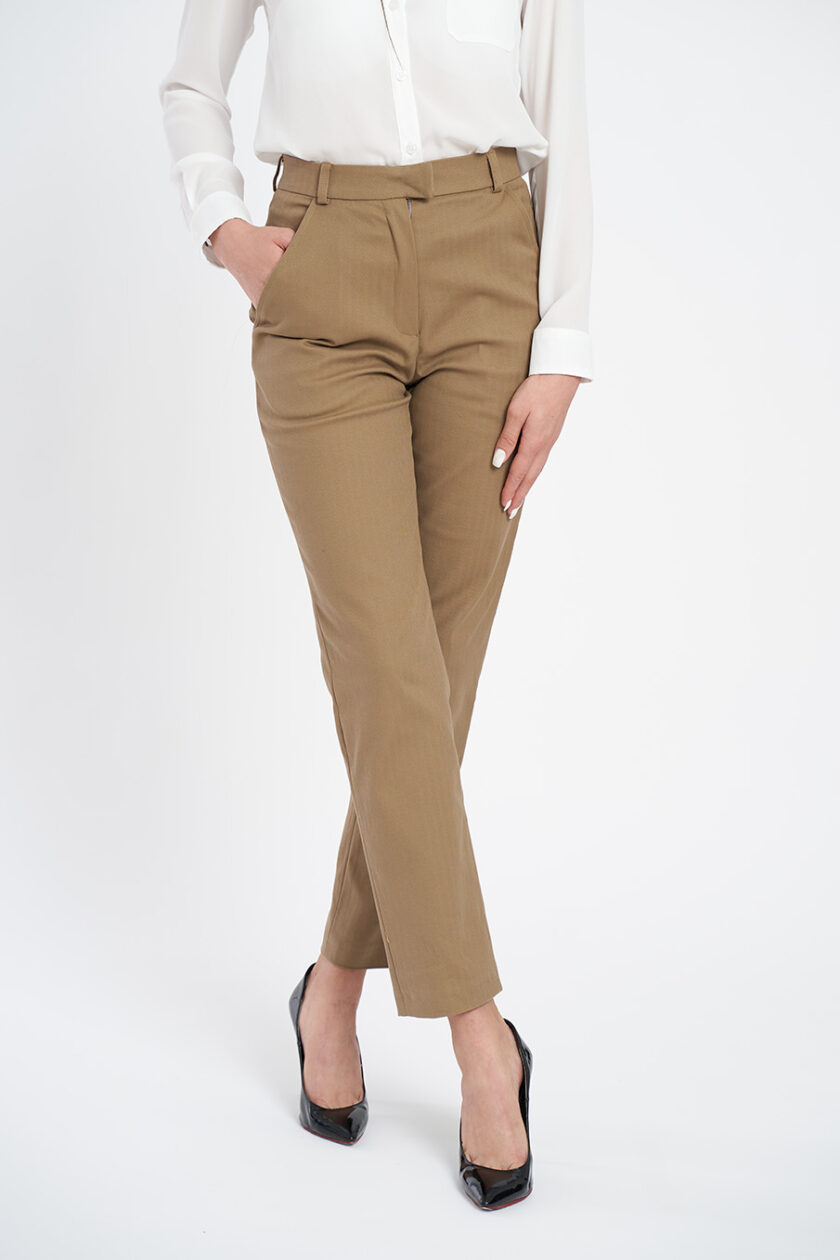 Pantaloni din bumbac, maro deschis, cu buzunare laterale deschise și talie înaltă. Pantalonii sunt fabricați dintr-o țesătura de bumbac cu o elasticitate medie.