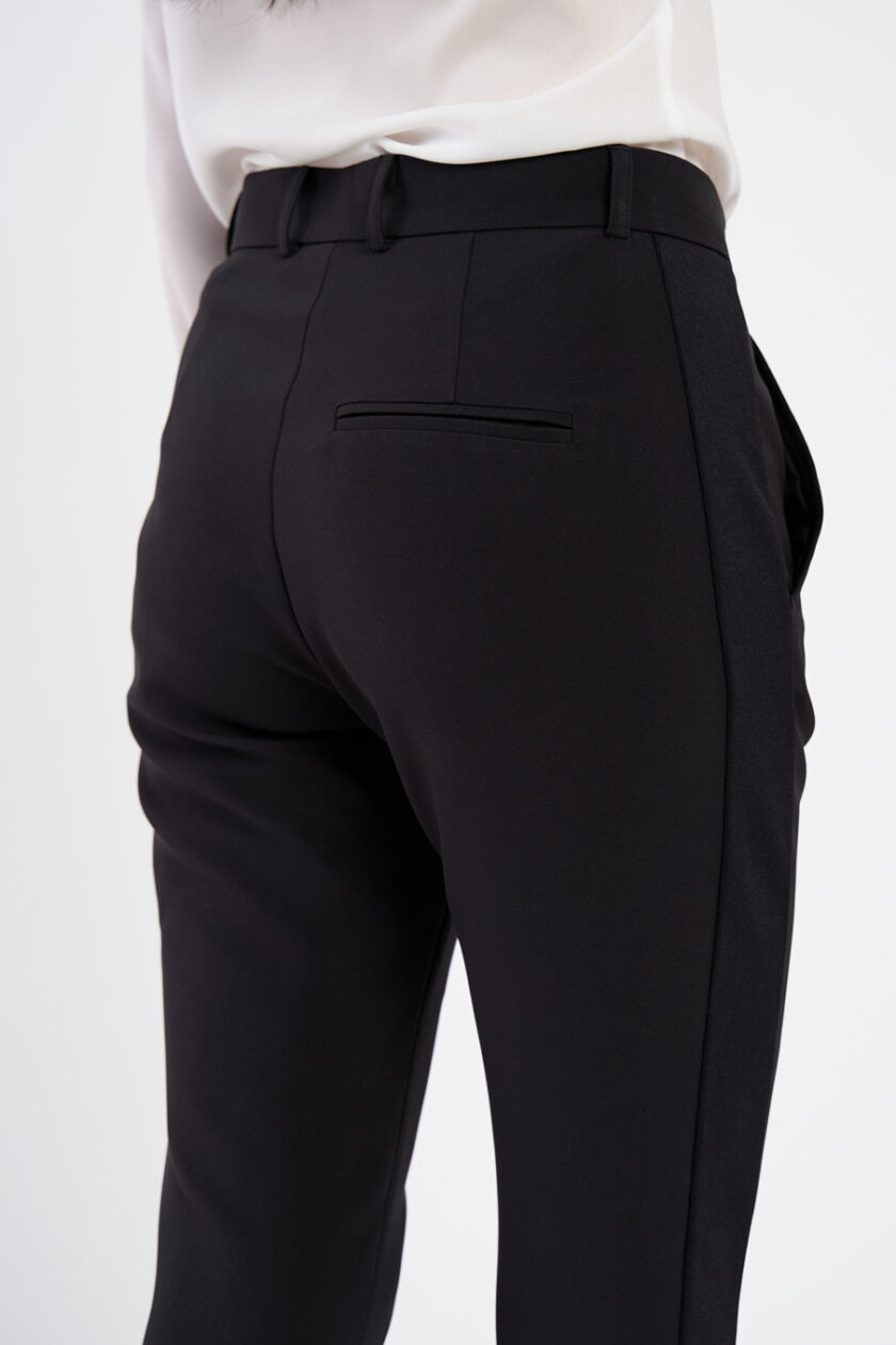 Pantaloni negri, extrem de confortabili, cu vipușcă și manșetă. Pantalonul are o betelie normală ce se incheie cu un nasture ascuns.