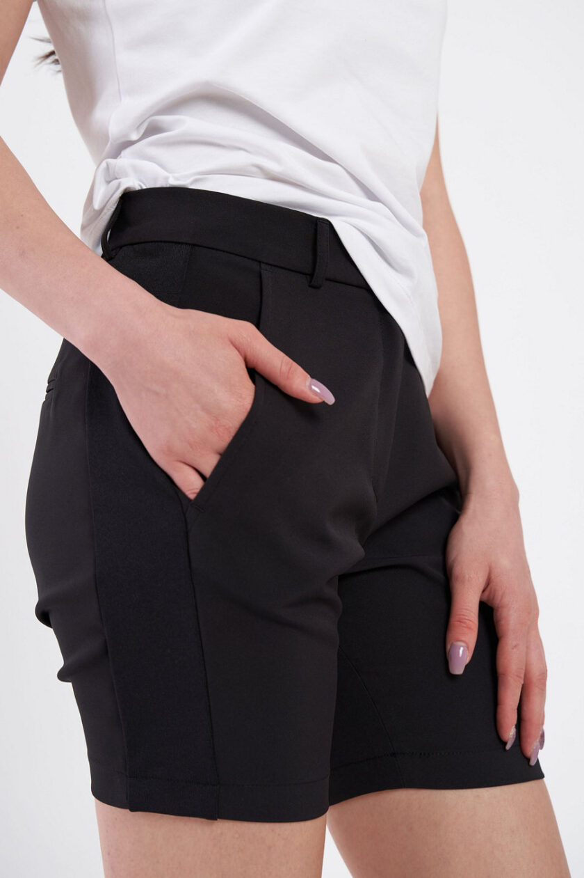 Pantaloni scurți negri, extrem de confortabili, cu vipușcă. Pantalonul are o betelie normală ce se incheie cu un nasture ascuns.