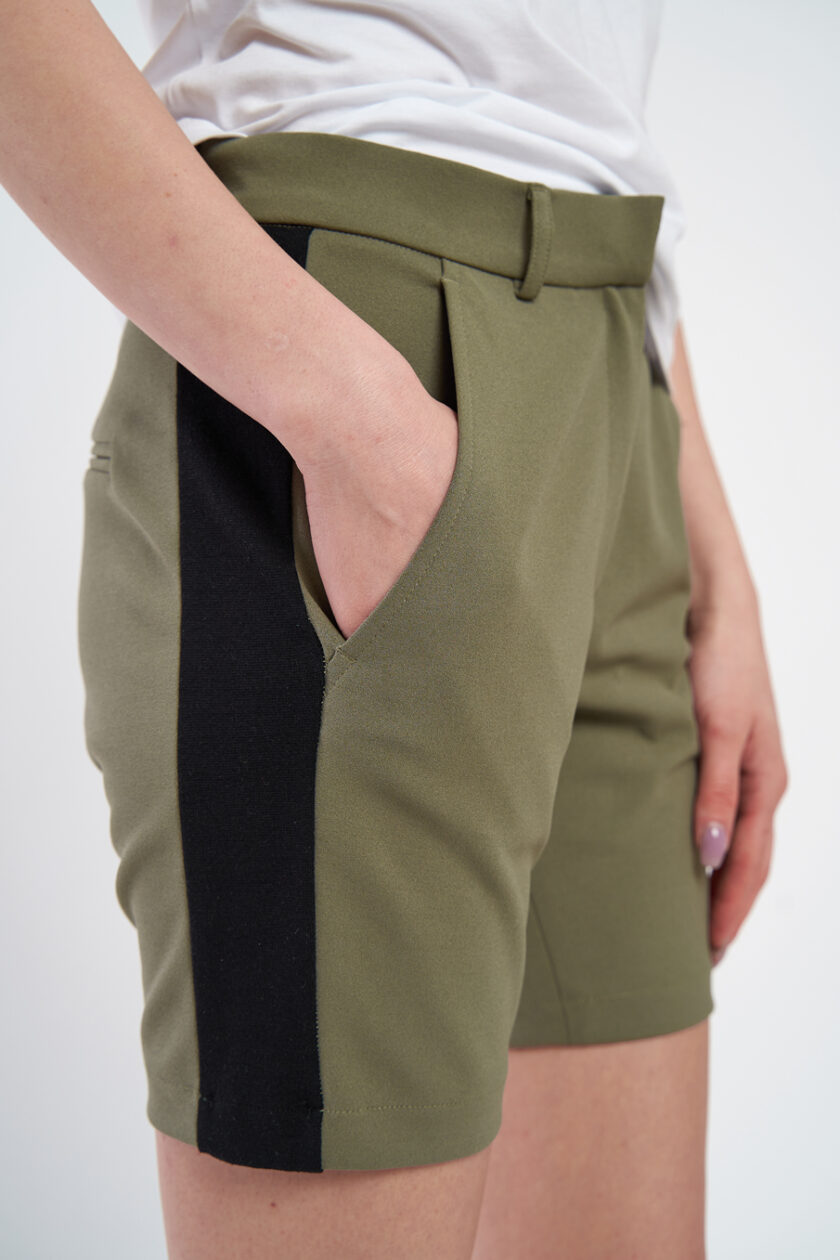 Pantaloni scurți olive, extrem de confortabili, cu vipușcă. Pantalonul are o betelie normală ce se incheie cu un nasture ascuns.