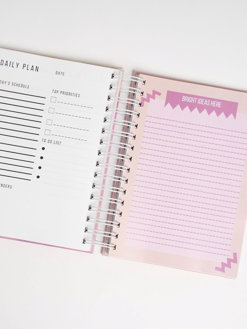 Planner zilnic roz cu mai multe tipuri de pagini. Număr total de pagini: 200.