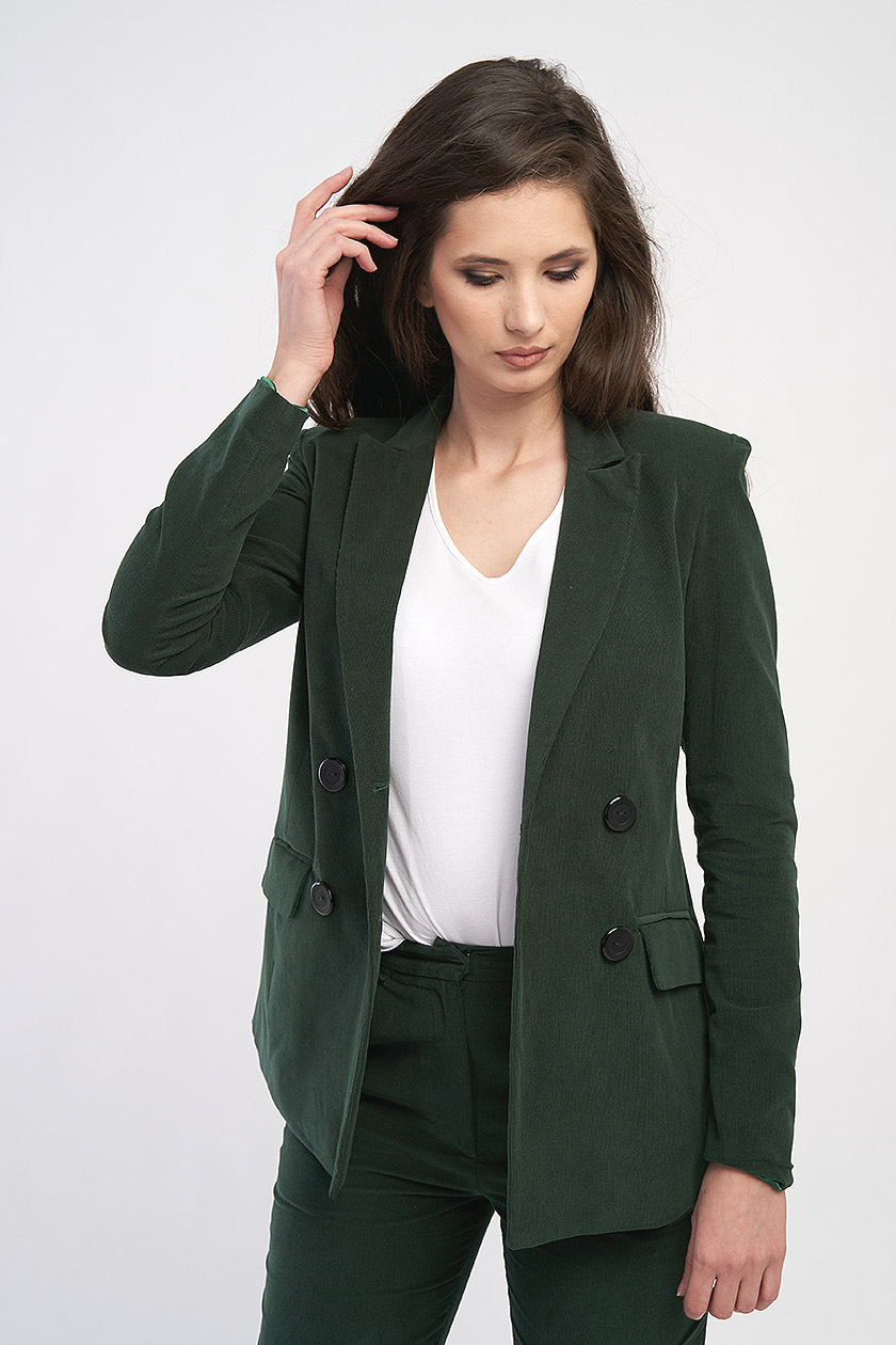 Sacou verde cu două buzunare laterale  și nasture îmbrăcat manual. Sacoul are o croială modernă și o culoare potrivită fiecărei ocazie. Cusăturile sunt descalcate în interior pentru un aspect impecabil.