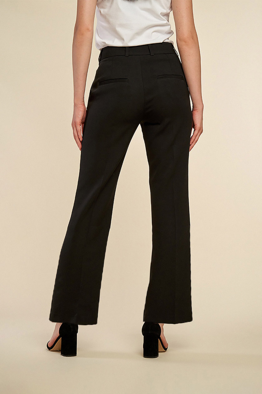 Pantaloni evazați negri cu buzunare laterale și talie înaltă. Aspect modern, și detalii atent lucrate.