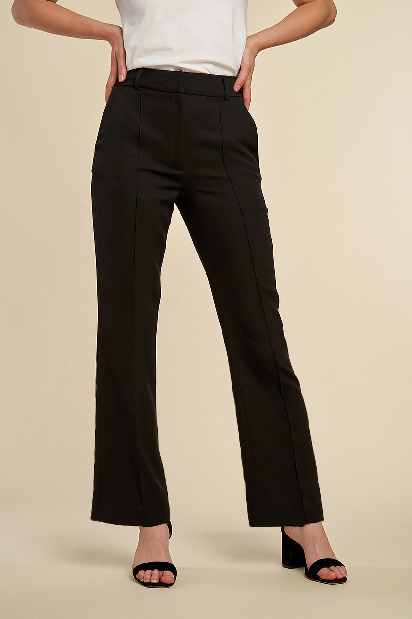 Pantaloni evazați negri cu buzunare laterale și talie înaltă. Aspect modern, și detalii atent lucrate.