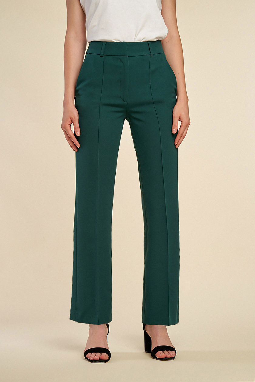 Pantaloni evazați verzi cu buzunare laterale și talie înaltă. Aspect modern, și detalii atent lucrate.