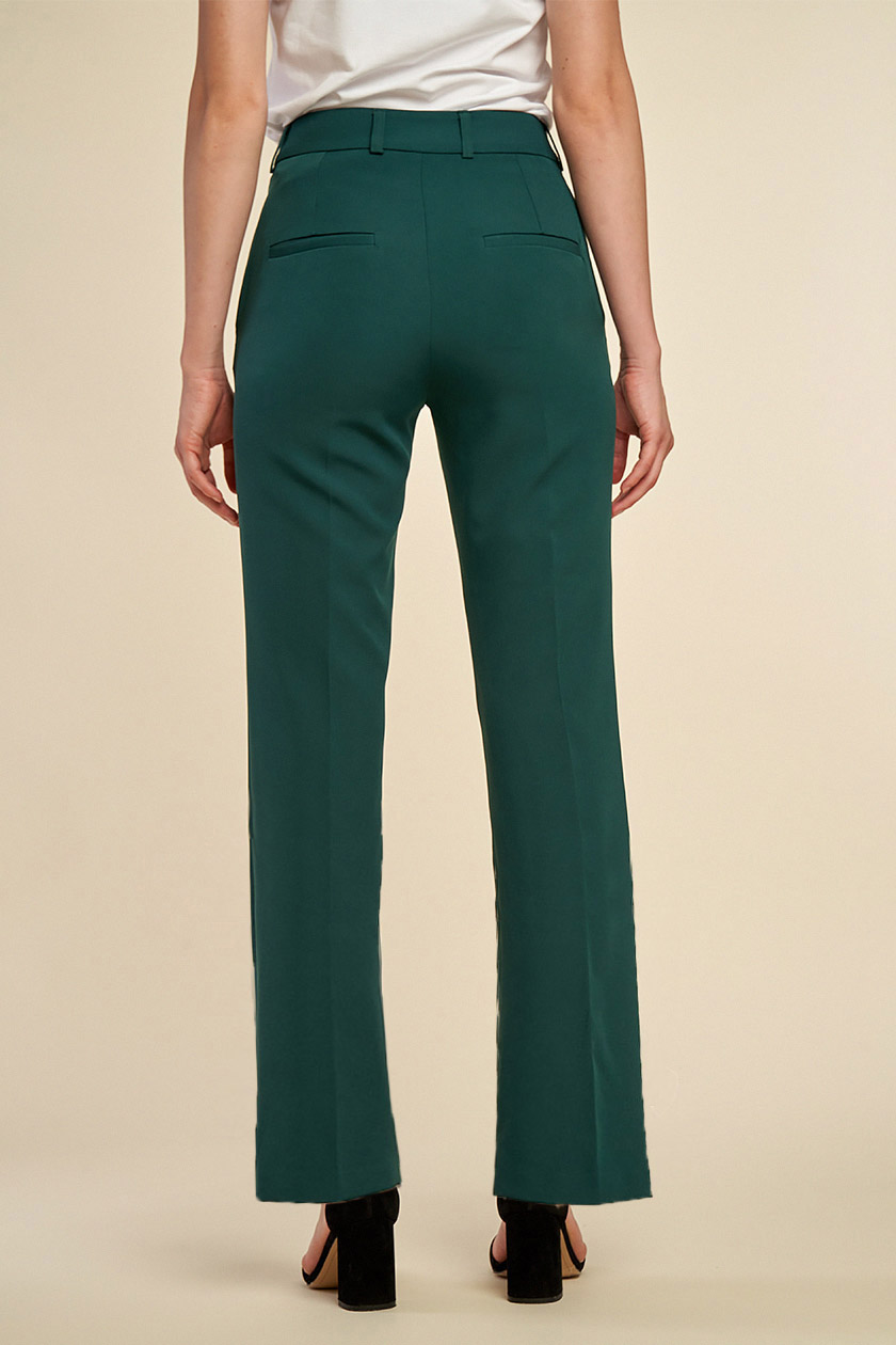 Pantaloni evazați verzi cu buzunare laterale și talie înaltă. Aspect modern, și detalii atent lucrate.