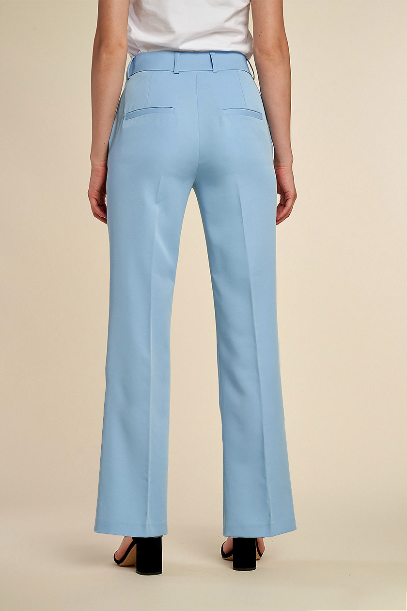 Pantaloni evazați albastri cu buzunare laterale și talie înaltă. Aspect modern, și detalii atent lucrate.