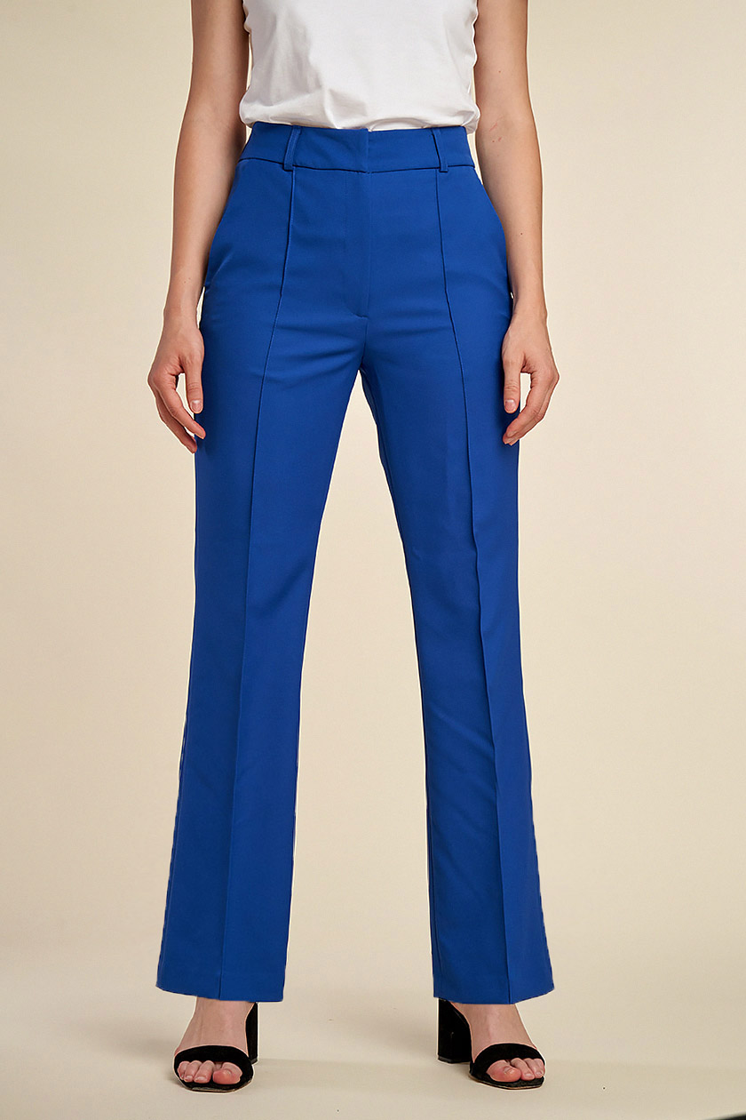 Pantaloni evazați albastri cu buzunare laterale și talie înaltă. Aspect modern, și detalii atent lucrate.