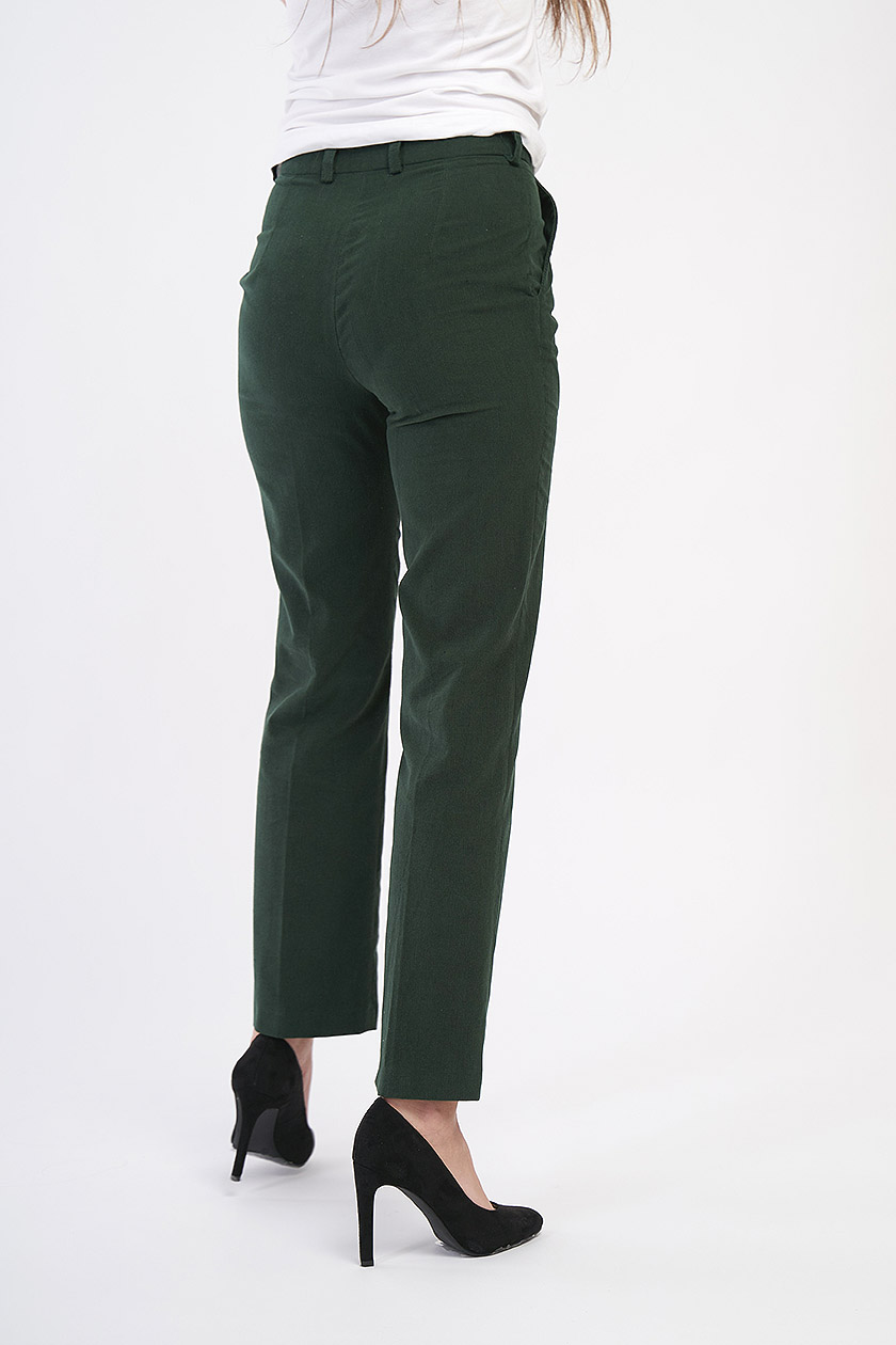 Pantaloni verzi din velur cu buzunare laterale și talie înaltă. Aspect modern, și detalii atent lucrate.
