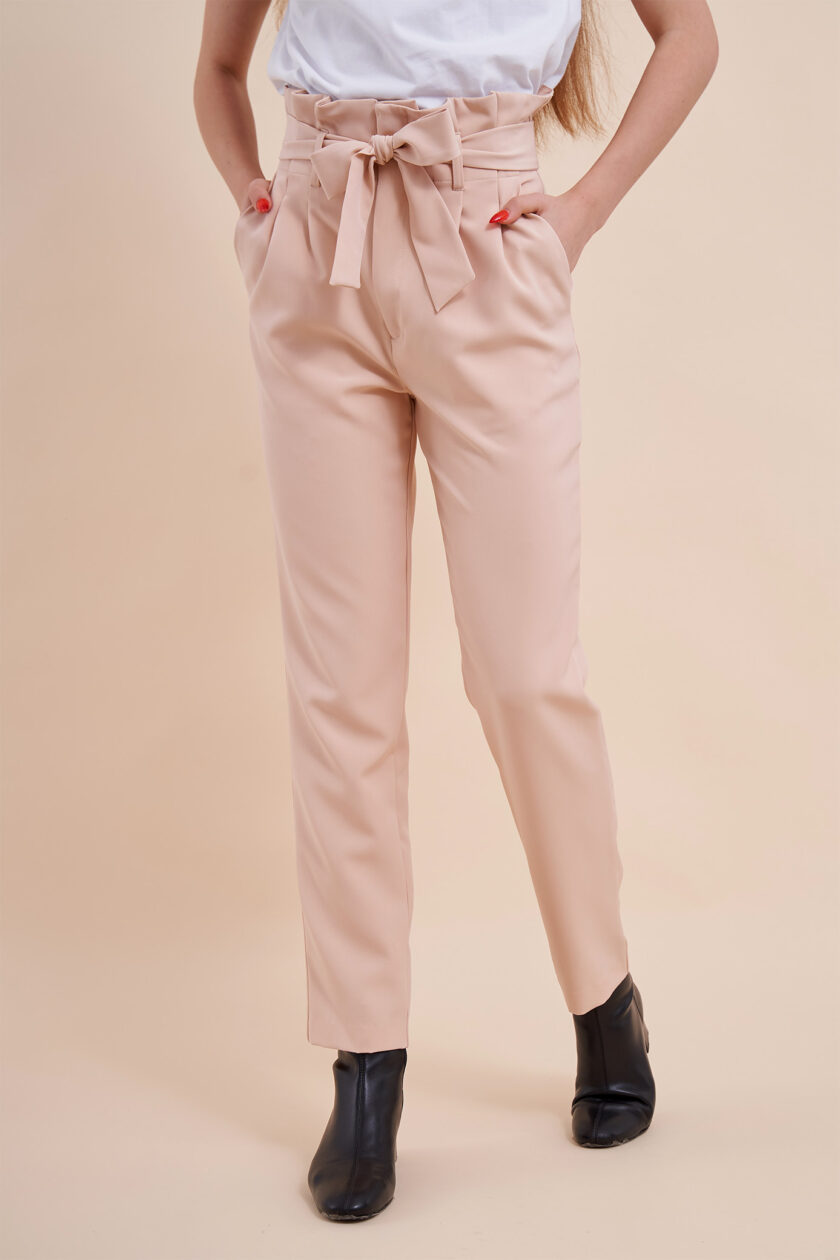 Pantaloni crem, cu buzunare laterale, talie înaltă și cordon. Cu un design elegant pantalonii sunt o piesă esențială în orice garderobă.