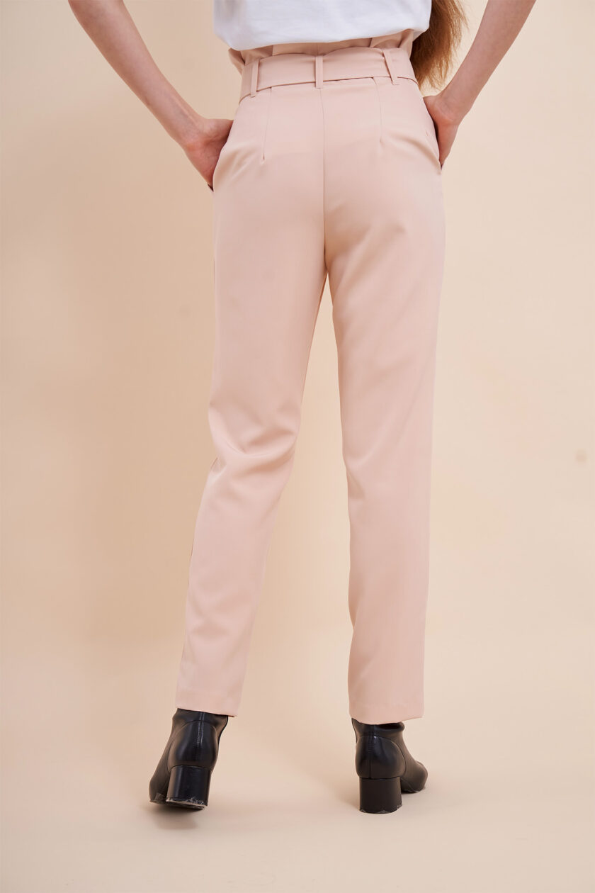 Pantaloni crem, cu buzunare laterale, talie înaltă și cordon. Cu un design elegant pantalonii sunt o piesă esențială în orice garderobă.
