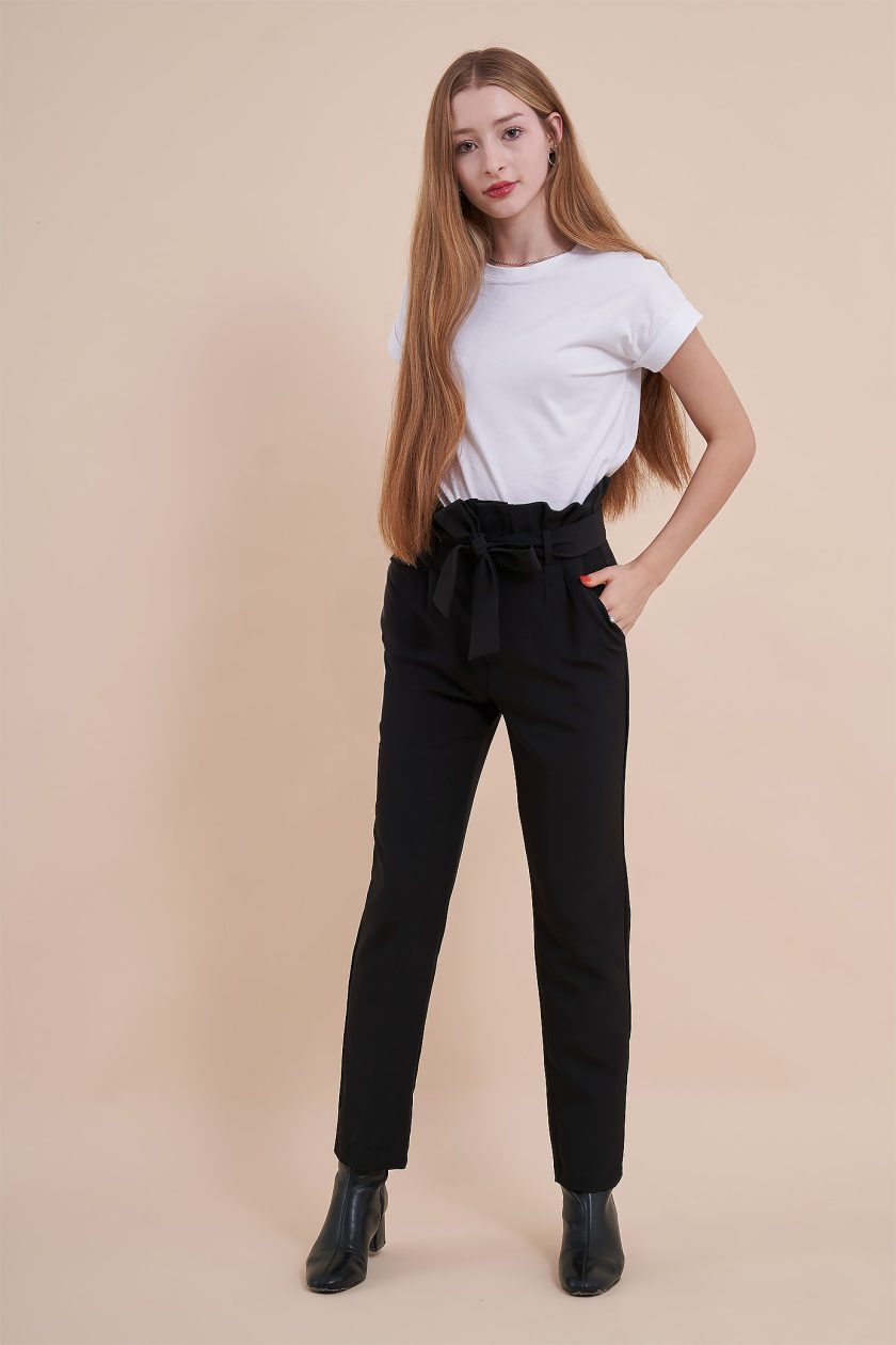Pantaloni negri, cu buzunare laterale, talie înaltă și cordon. Cu un design elegant pantalonii sunt o piesă esențială în orice garderobă.